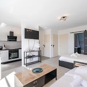  Appartement Bel Avec Balcon Et Piscine - - Welkeys